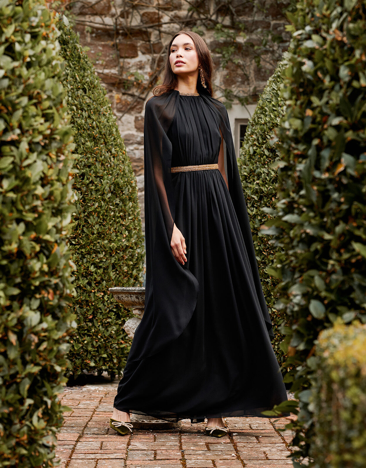 Long black evening dress with cape sleeve | INVITADISIMA