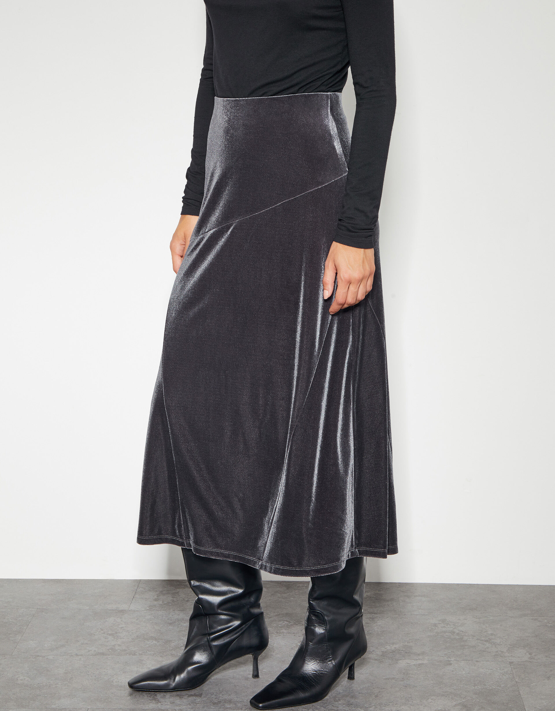 Black midi velvet skirt 2025