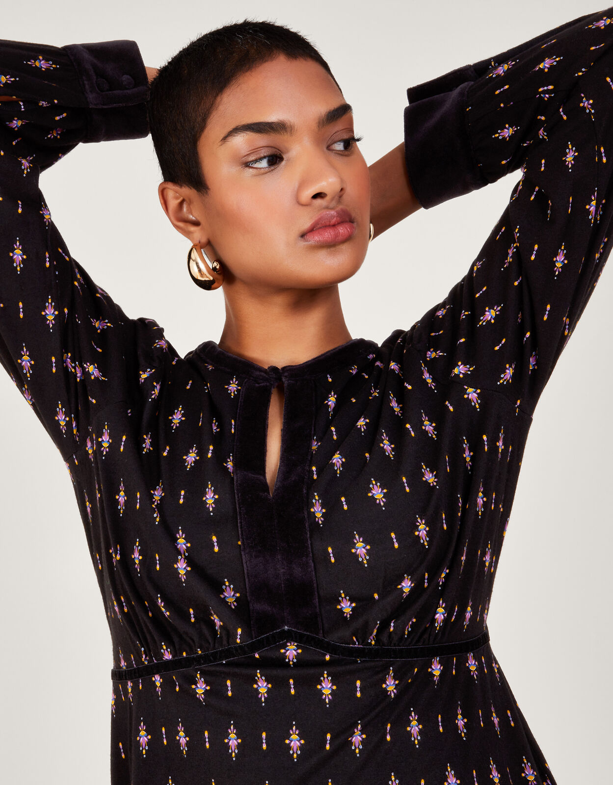 Black geometric dress shop