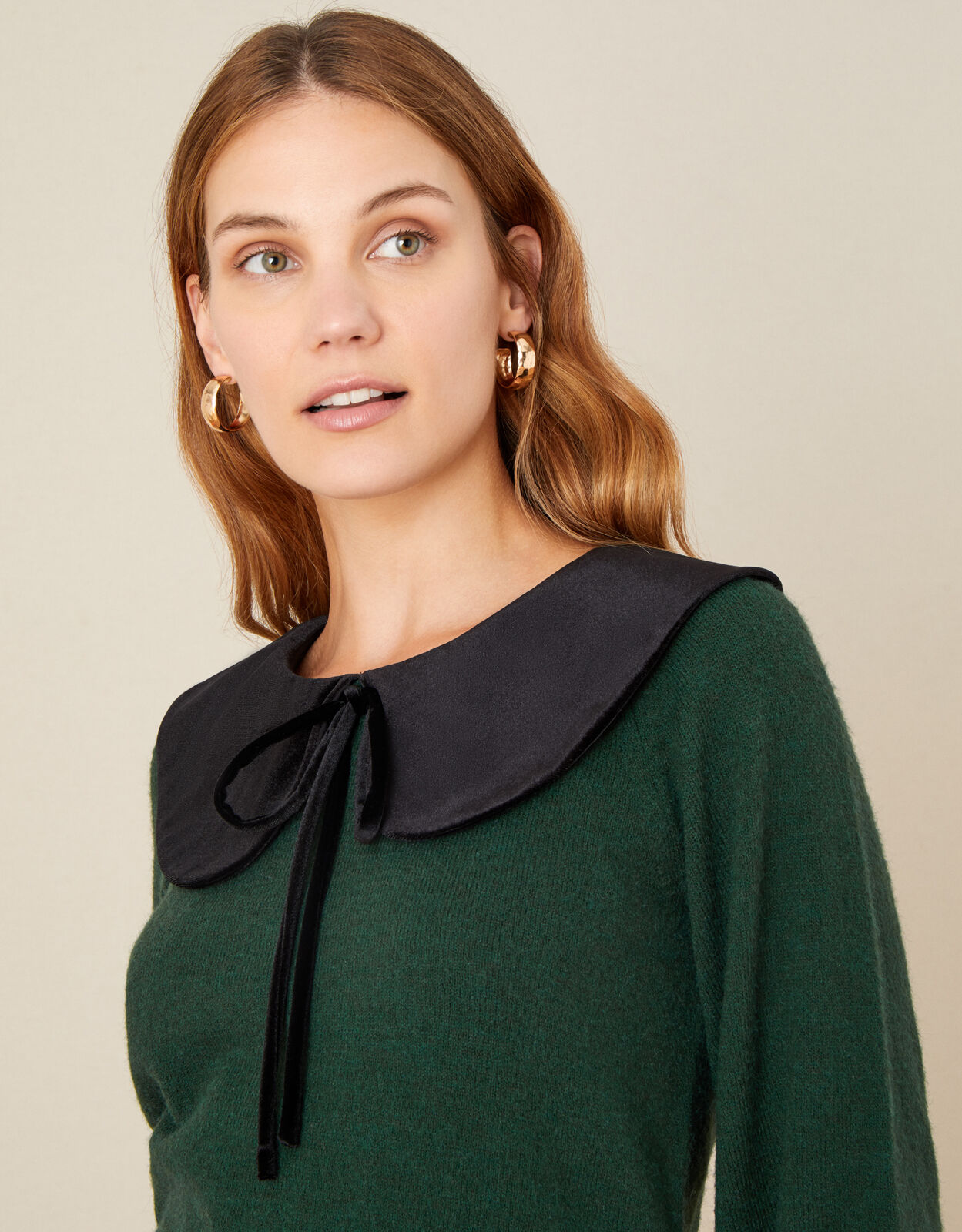 Knitwear with clearance collar