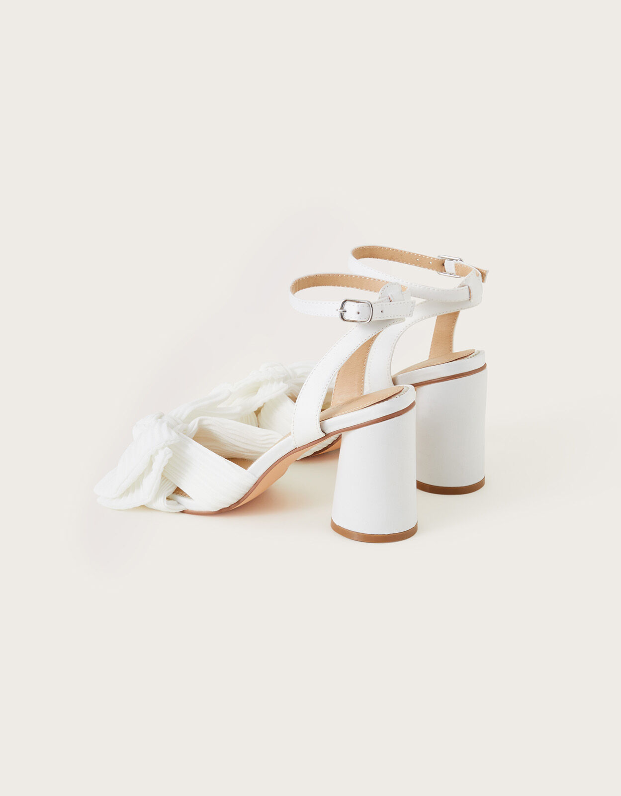 Heels with bows outlet on front