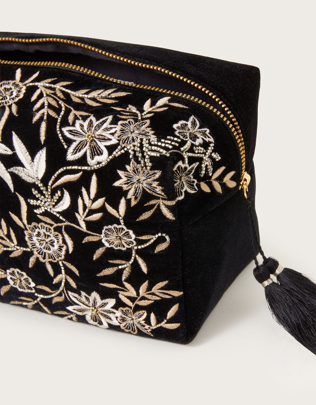 Embroidered makeup pouch 2025